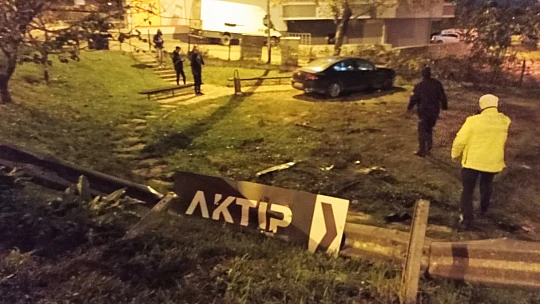 Otomobil çocuk parkına girdi