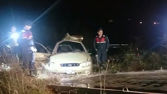 İki araç şarampole yuvarlandı
