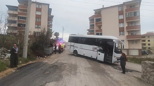 Servis minibüsü çarptı