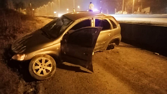 Metrelerce sürüklenip yan yola uçtu