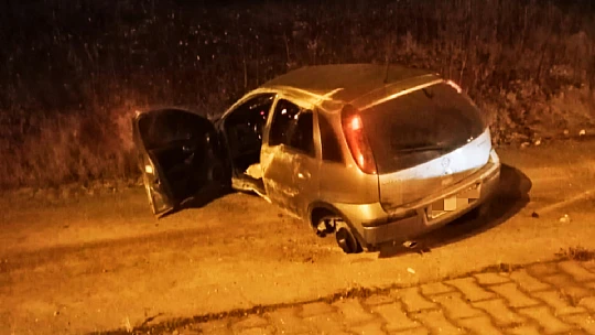 Metrelerce sürüklenip yan yola uçtu