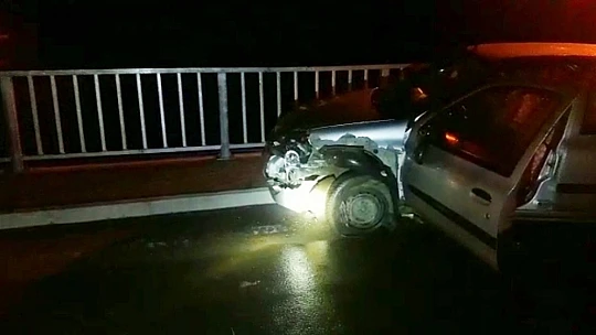 Beton mikseri ile otomobil çarpıştı