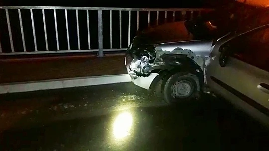 Beton mikseri ile otomobil çarpıştı