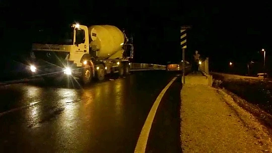 Beton mikseri ile otomobil çarpıştı