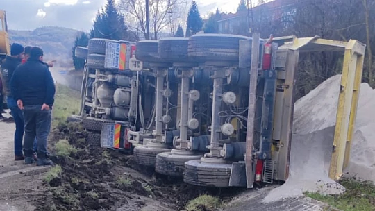Yol kenarına devrildi