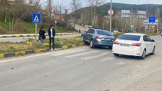Karşı şeride geçip otomobile çarptı