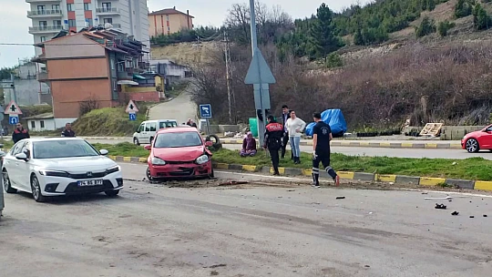 Karşı şeride geçip otomobile çarptı