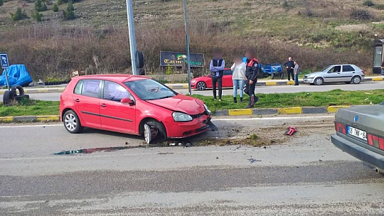 Karşı şeride geçip otomobile çarptı