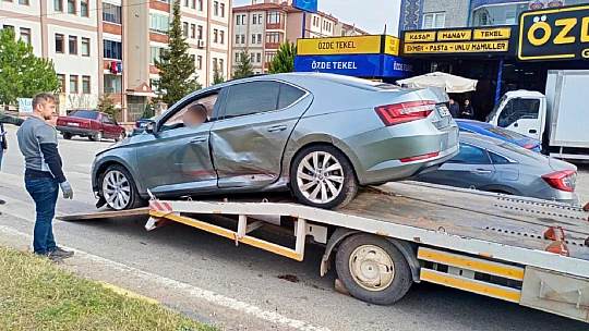 Karşı şeride geçip otomobile çarptı