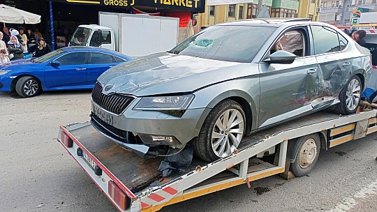 Karşı şeride geçip otomobile çarptı