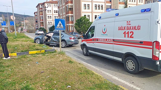 Karşı şeride geçip otomobile çarptı