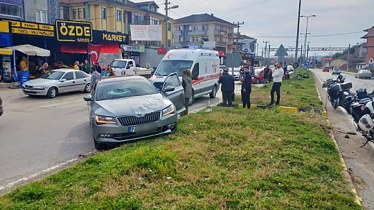 Karşı şeride geçip otomobile çarptı