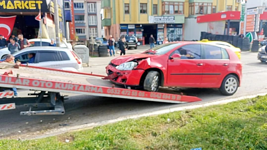 Karşı şeride geçip otomobile çarptı
