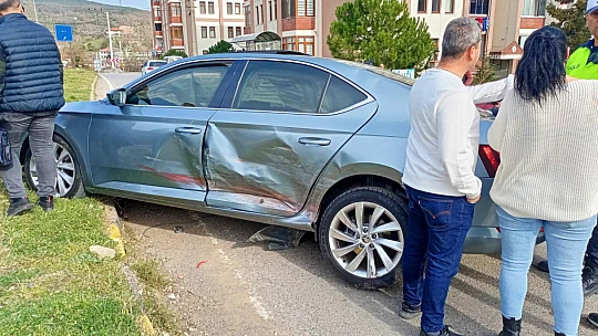 Karşı şeride geçip otomobile çarptı