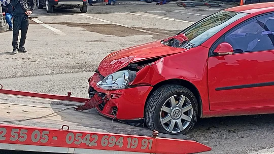 Karşı şeride geçip otomobile çarptı