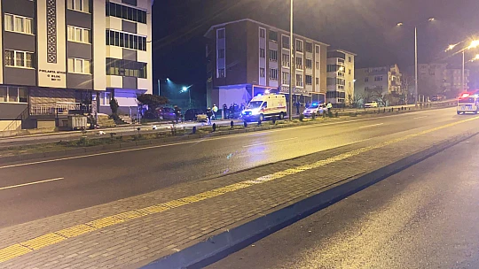 Kaldırımdaki araca çarptı
