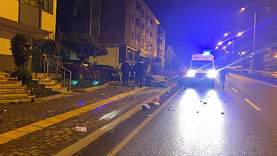 Kaldırımdaki araca çarptı