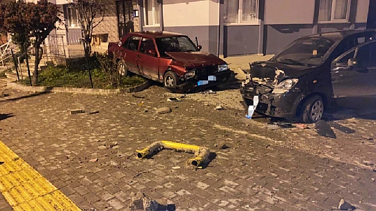 Kaldırımdaki araca çarptı