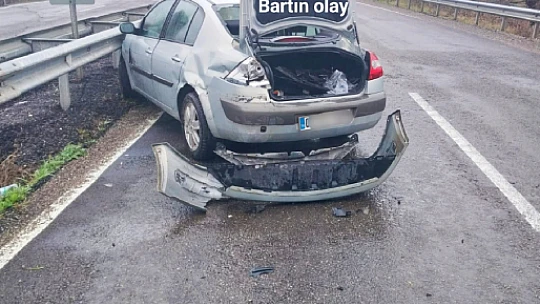 Otomobil bariyerlere çarptı