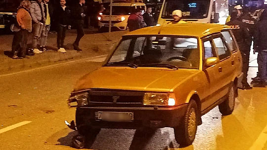 İki kişi yola savruldu