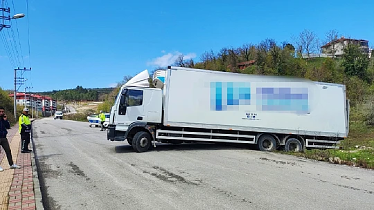 Geri kaçan kamyon askıda kaldı
