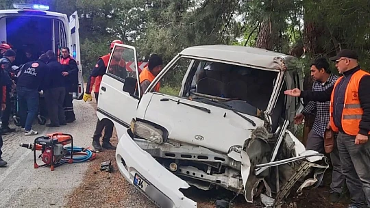 Kaza yapan sürücü sıkıştı