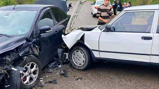 İki otomobil virajda çarpıştı