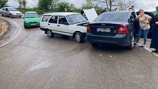 İki otomobil virajda çarpıştı