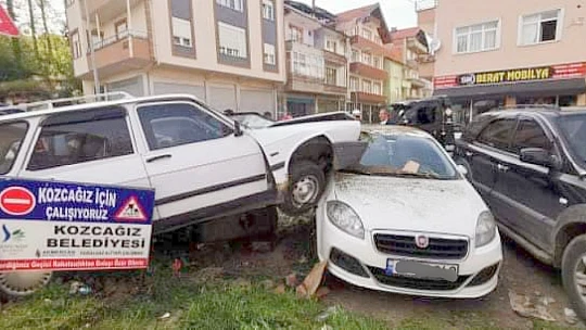 Park halindeki aracın üzerine çıktı
