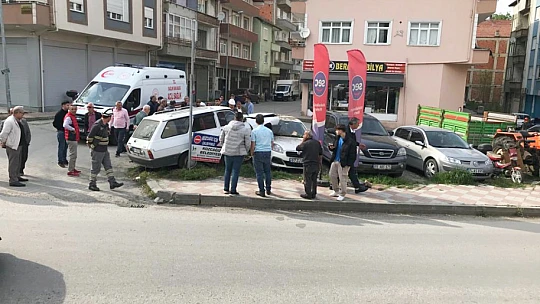 Park halindeki aracın üzerine çıktı