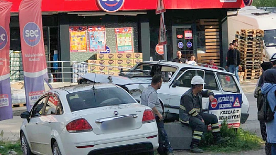 Park halindeki aracın üzerine çıktı