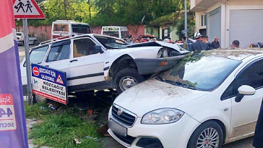 Park halindeki aracın üzerine çıktı