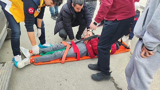 Akaryakıt istasyonu önünde kaza