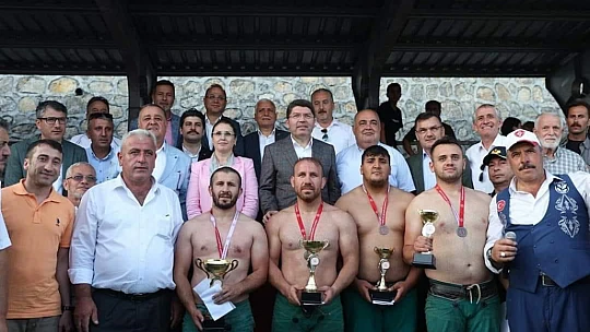 Pehlivanlar kıyasıya mücadele etti