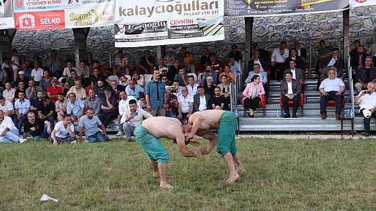 Pehlivanlar kıyasıya mücadele etti