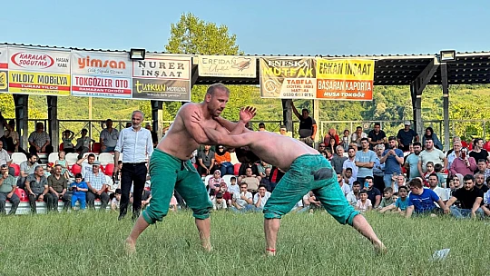Pehlivanlar kıyasıya mücadele etti