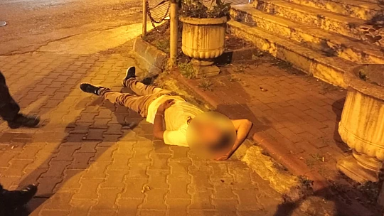 Cami önünde hareketsiz halde bulundu