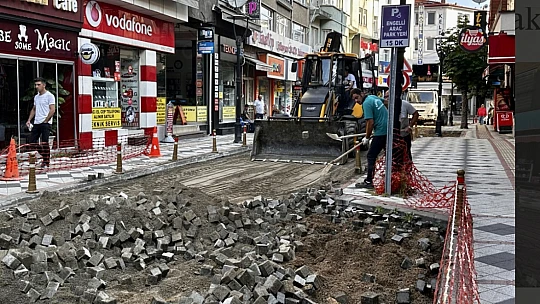 Parkeler sökülüyor, sıcak asfalt geliyor