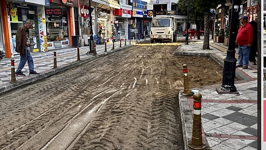 Parkeler sökülüyor, sıcak asfalt geliyor