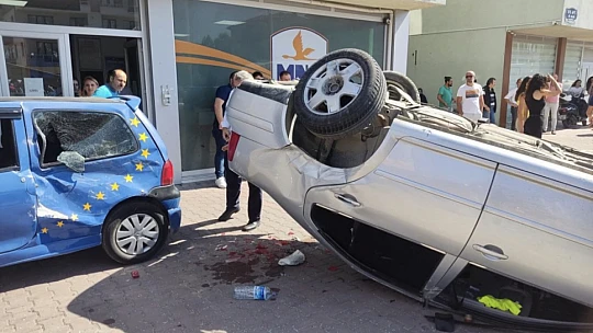Çarpışan araçlardan biri takla attı