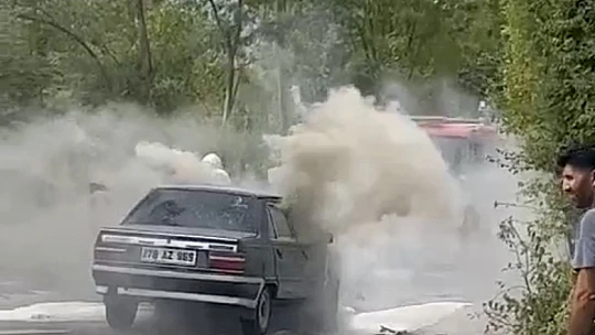 Otomobilden dumanlar yükseldi