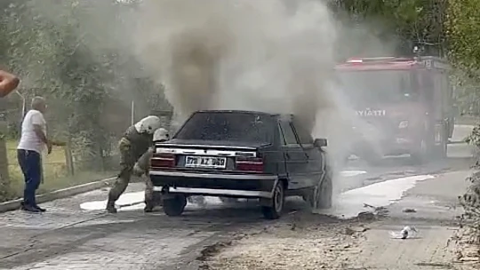 Otomobilden dumanlar yükseldi