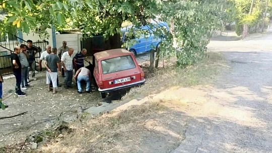 Yoldan çıktı, ağaca çarptı