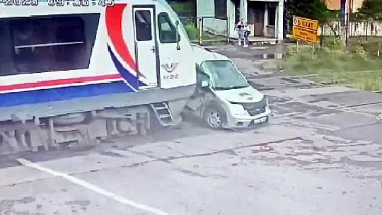 Feci kazada metrelerce sürüklendi