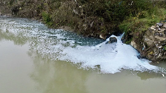 Irmağa bırakılan atık böyle görüntülendi