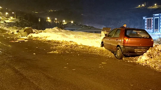 Çöp Konteynerine çarpıp kara saplandı