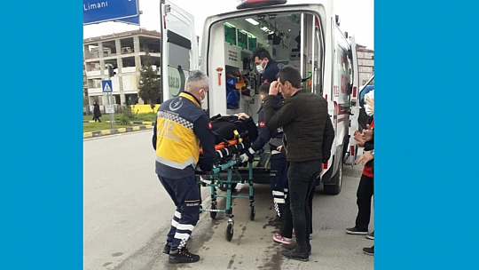 Araba çarpınca yere düştü