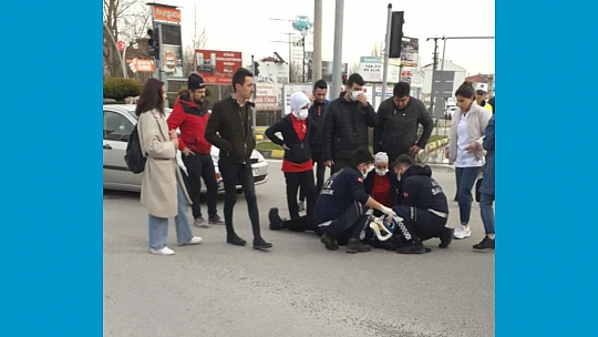 Araba çarpınca yere düştü