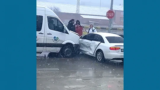 Polisevi kavşağında kaza