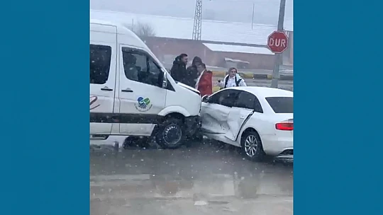 Polisevi kavşağında kaza